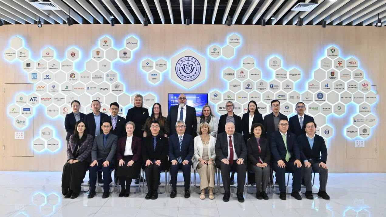 Korkeakoulujen rehtorit, kunniavieraat, tutkintojen ja kansainv&auml;lisen liiketoiminnan avainhenkil&ouml;t ryhm&auml;kuvassa. 