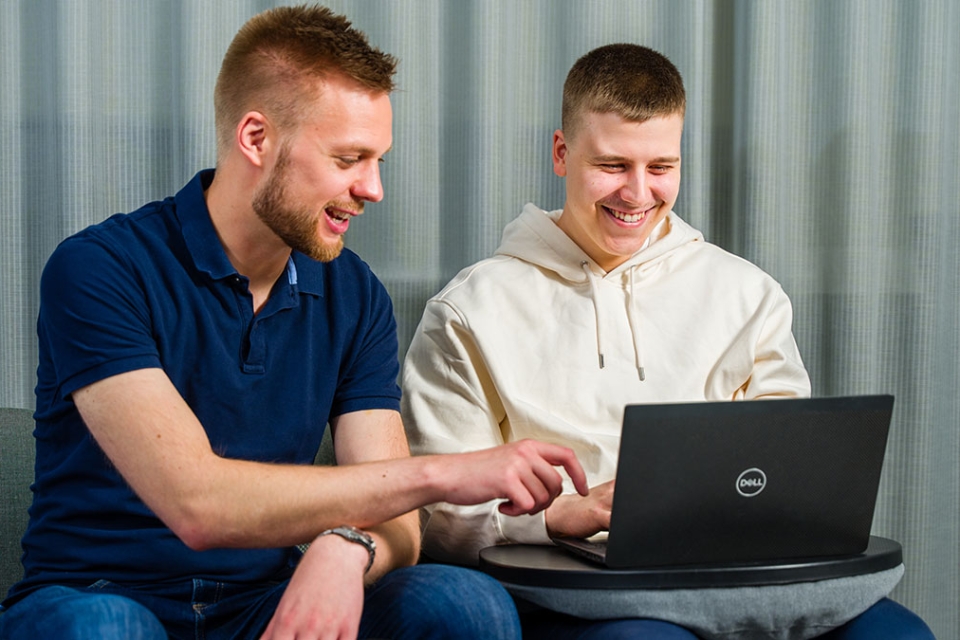 kuvituskuva kaksi opiskelijaa työskentelee tietokoneella